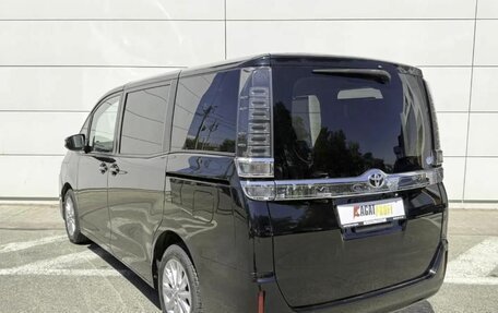 Toyota Voxy III, 2019 год, 2 390 000 рублей, 8 фотография