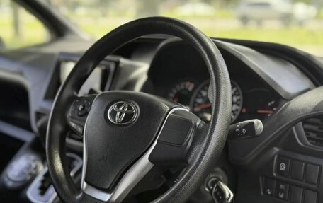 Toyota Voxy III, 2019 год, 2 390 000 рублей, 12 фотография