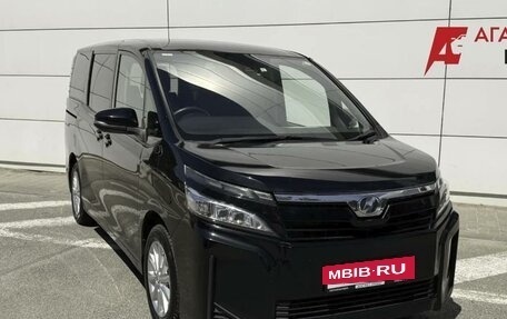 Toyota Voxy III, 2019 год, 2 390 000 рублей, 3 фотография