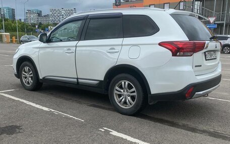 Mitsubishi Outlander III рестайлинг 3, 2015 год, 1 550 000 рублей, 4 фотография