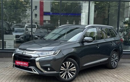 Mitsubishi Outlander III рестайлинг 3, 2019 год, 2 050 000 рублей, 1 фотография