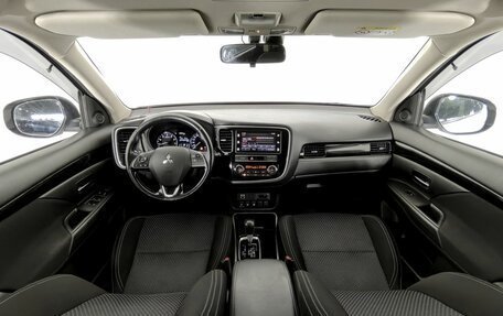 Mitsubishi Outlander III рестайлинг 3, 2018 год, 1 870 000 рублей, 10 фотография