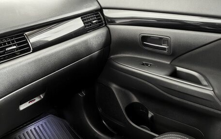 Mitsubishi Outlander III рестайлинг 3, 2018 год, 1 870 000 рублей, 14 фотография