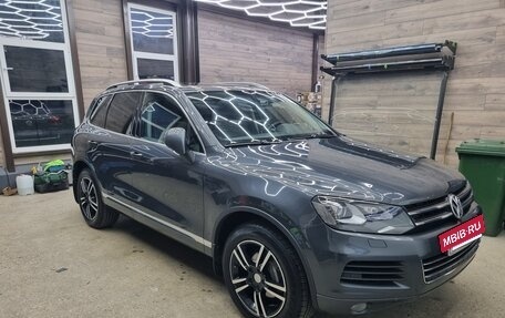 Volkswagen Touareg III, 2011 год, 1 990 000 рублей, 2 фотография