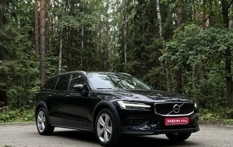 Volvo V60 Cross Country II, 2019 год, 3 399 000 рублей, 1 фотография