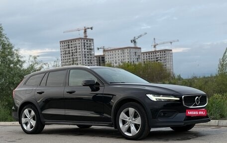 Volvo V60 Cross Country II, 2019 год, 3 399 000 рублей, 4 фотография