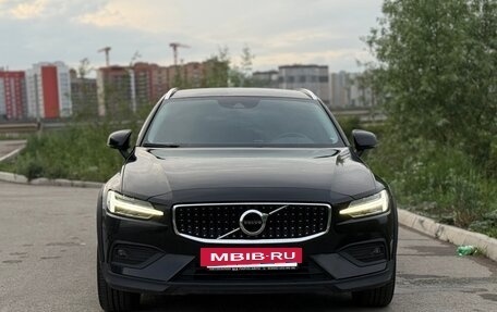 Volvo V60 Cross Country II, 2019 год, 3 399 000 рублей, 3 фотография
