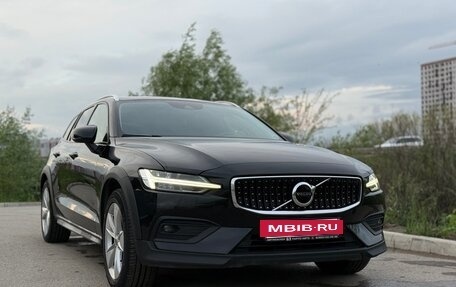 Volvo V60 Cross Country II, 2019 год, 3 399 000 рублей, 7 фотография