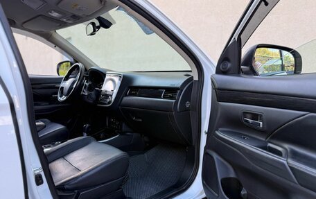 Mitsubishi Outlander III рестайлинг 3, 2017 год, 2 100 000 рублей, 12 фотография
