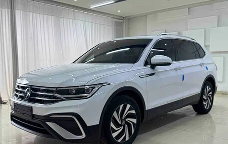 Volkswagen Tiguan II, 2023 год, 2 149 222 рублей, 1 фотография