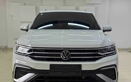Volkswagen Tiguan II, 2023 год, 2 149 222 рублей, 2 фотография
