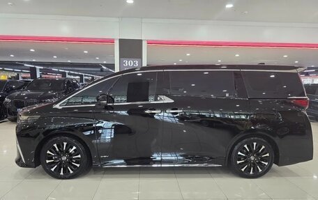 Toyota Alphard, 2024 год, 11 000 100 рублей, 3 фотография