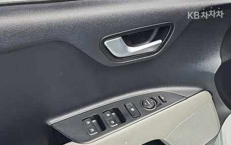 KIA Stonic, 2017 год, 1 300 000 рублей, 15 фотография