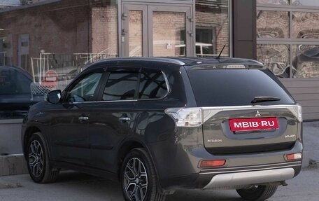 Mitsubishi Outlander III рестайлинг 3, 2014 год, 1 900 000 рублей, 7 фотография
