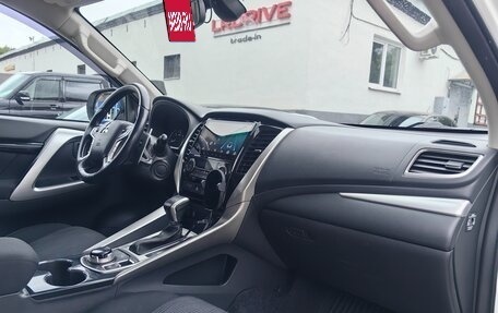 Mitsubishi Pajero Sport III рестайлинг, 2018 год, 3 200 000 рублей, 18 фотография