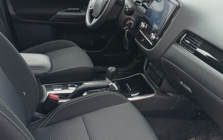 Mitsubishi Outlander III рестайлинг 3, 2021 год, 2 450 000 рублей, 5 фотография