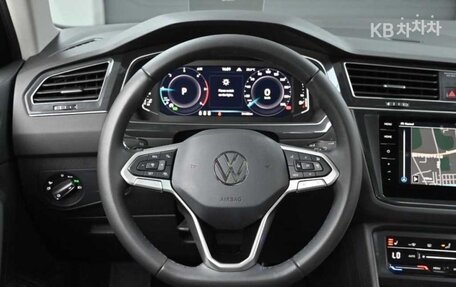 Volkswagen Tiguan II, 2021 год, 2 865 000 рублей, 9 фотография