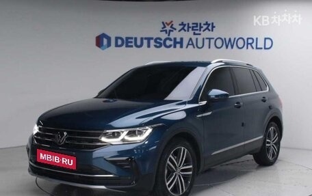 Volkswagen Tiguan II, 2021 год, 2 865 000 рублей, 2 фотография
