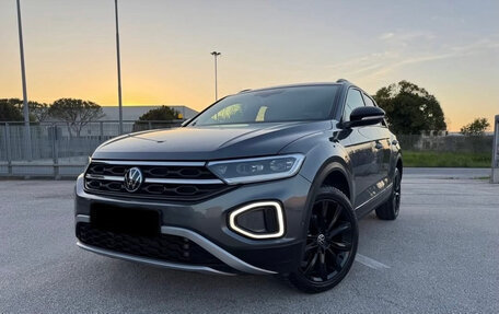 Volkswagen T-Roc I, 2023 год, 1 830 000 рублей, 1 фотография
