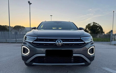 Volkswagen T-Roc I, 2023 год, 1 830 000 рублей, 2 фотография