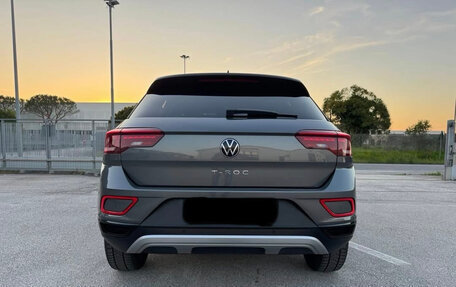 Volkswagen T-Roc I, 2023 год, 1 830 000 рублей, 5 фотография