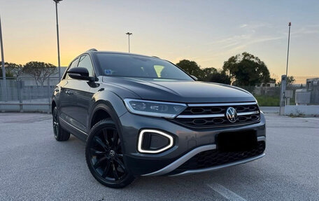 Volkswagen T-Roc I, 2023 год, 1 830 000 рублей, 3 фотография