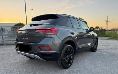 Volkswagen T-Roc I, 2023 год, 1 830 000 рублей, 6 фотография