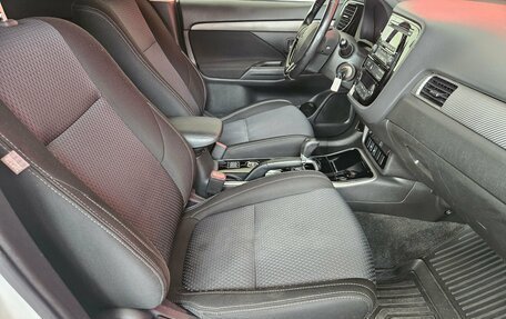 Mitsubishi Outlander III рестайлинг 3, 2018 год, 2 150 000 рублей, 12 фотография