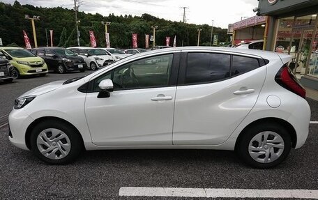 Toyota Aqua, 2022 год, 1 000 000 рублей, 8 фотография