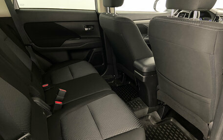 Mitsubishi Outlander III рестайлинг 3, 2018 год, 1 875 000 рублей, 13 фотография