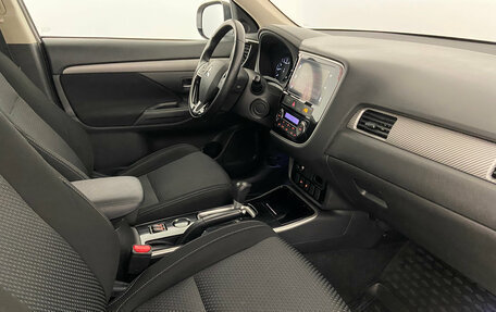 Mitsubishi Outlander III рестайлинг 3, 2018 год, 1 875 000 рублей, 12 фотография
