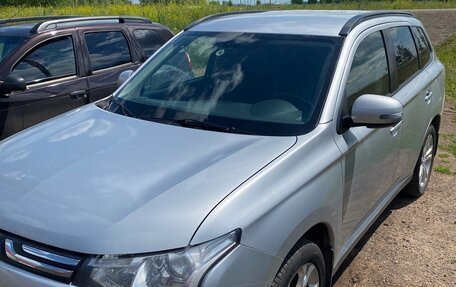 Mitsubishi Outlander III рестайлинг 3, 2013 год, 1 500 000 рублей, 2 фотография
