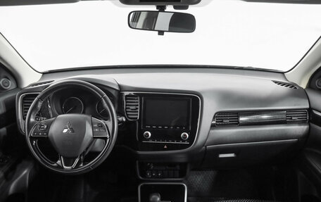 Mitsubishi Outlander III рестайлинг 3, 2020 год, 2 249 000 рублей, 11 фотография