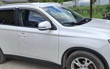 Mitsubishi Outlander III рестайлинг 3, 2014 год, 1 250 000 рублей, 4 фотография