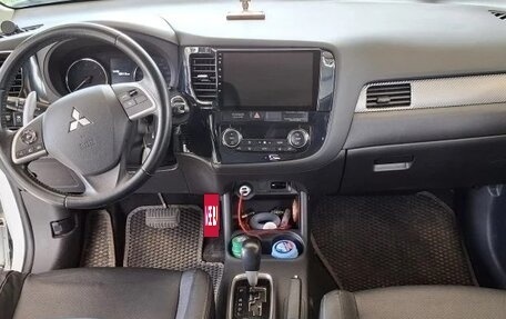 Mitsubishi Outlander III рестайлинг 3, 2014 год, 1 250 000 рублей, 12 фотография