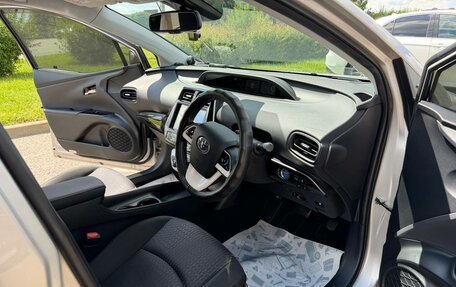 Toyota Prius IV XW50, 2017 год, 1 930 000 рублей, 14 фотография
