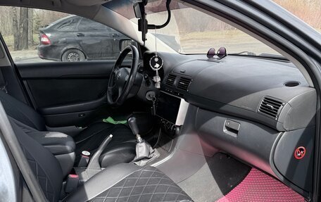 Toyota Avensis III рестайлинг, 2005 год, 700 000 рублей, 10 фотография