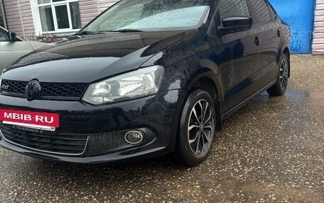 Volkswagen Polo VI (EU Market), 2013 год, 750 000 рублей, 2 фотография