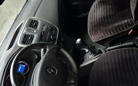 Renault Logan II, 2017 год, 750 000 рублей, 6 фотография