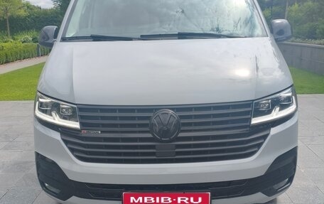 Volkswagen Multivan T6 рестайлинг, 2020 год, 5 000 000 рублей, 1 фотография