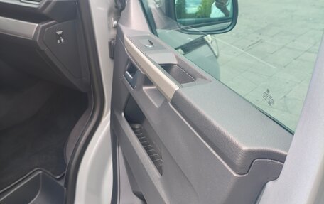 Volkswagen Multivan T6 рестайлинг, 2020 год, 5 000 000 рублей, 12 фотография