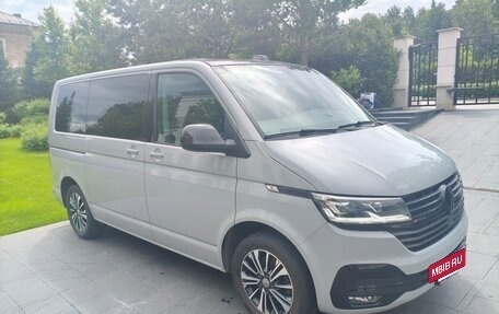 Volkswagen Multivan T6 рестайлинг, 2020 год, 5 000 000 рублей, 2 фотография