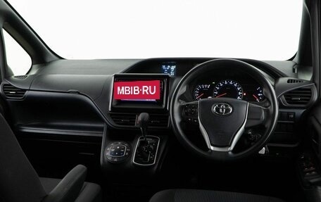 Toyota Noah III, 2017 год, 1 545 888 рублей, 6 фотография