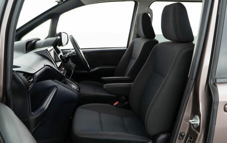 Toyota Noah III, 2017 год, 1 545 888 рублей, 8 фотография