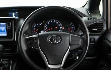Toyota Noah III, 2017 год, 1 545 888 рублей, 14 фотография