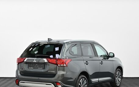 Mitsubishi Outlander III рестайлинг 3, 2019 год, 2 115 000 рублей, 4 фотография