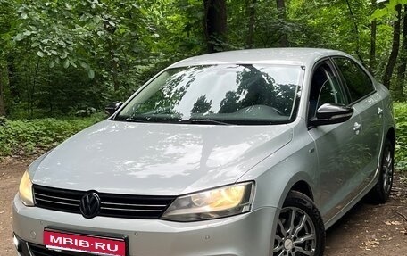 Volkswagen Jetta VI, 2013 год, 930 000 рублей, 1 фотография