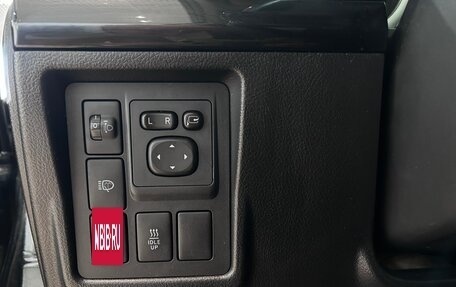 Toyota Land Cruiser Prado 150 рестайлинг 2, 2017 год, 3 490 000 рублей, 13 фотография