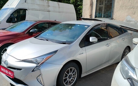 Toyota Prius IV XW50, 2017 год, 1 600 000 рублей, 5 фотография