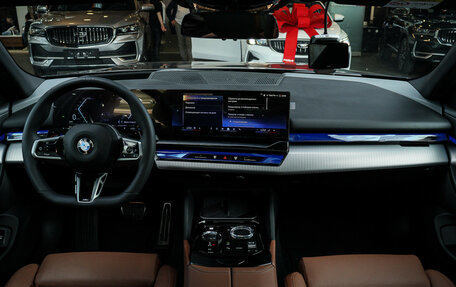 BMW 5 серия, 2024 год, 8 900 000 рублей, 15 фотография